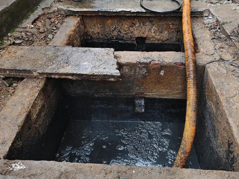 华侨路清理化粪池