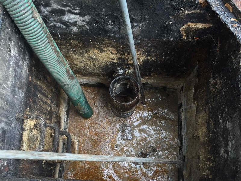 华侨路隔油池清理